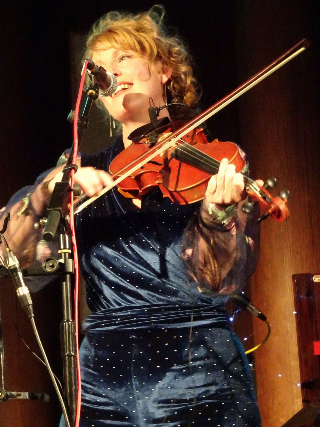 Jenny M. Thomas - fiddle singing at the Castlemaine Art Hotel